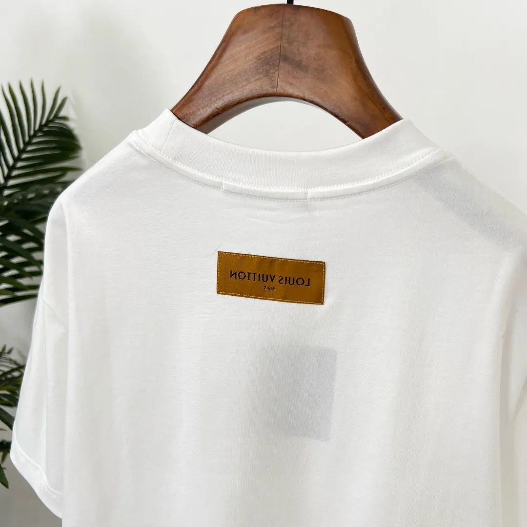 🅿️190 Donkey Brand*25s new pure cotton short sleeves! Same style for men and women! The brand graphics feature iconic elements, making it the hottest and most fashionable icon in 2025. We select 250g comfortable pure cotton fabric. It feels soft and the upper body is comfortable and breathable. The elements of the Lu family are put into battle, and the printing process is used to create it. It is a perfect work without losing the beauty! ! ! Color: Black. White. Size: s-xxl